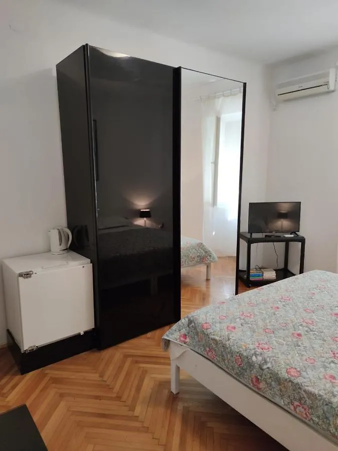 Private Accommodation Raspudic Сплит Гостевой дом